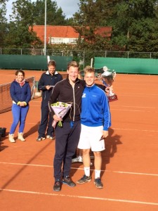 Clubkampioen TVM 2015 Arend-Jan de Lange (links) met tegenstander annex teamgenoot Bob van Aalst